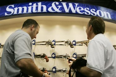 Les ventes de Smith & Wesson plongent à leur plus bas niveau en 13 ans, les actions chutent vers leur plus bas niveau depuis 2 ans - 5