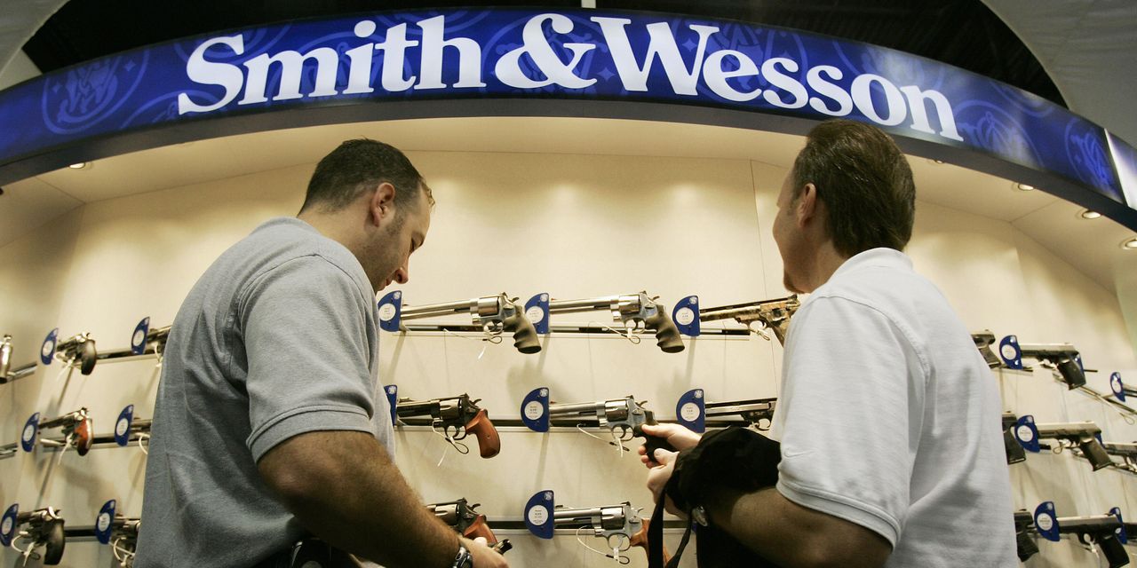 Les ventes de Smith & Wesson plongent à leur plus bas niveau en 13 ans, les actions chutent vers leur plus bas niveau depuis 2 ans 2 Les ventes de Smith & Wesson plongent à leur plus bas niveau en 13 ans, les actions chutent vers leur plus bas niveau depuis 2 ans - 1