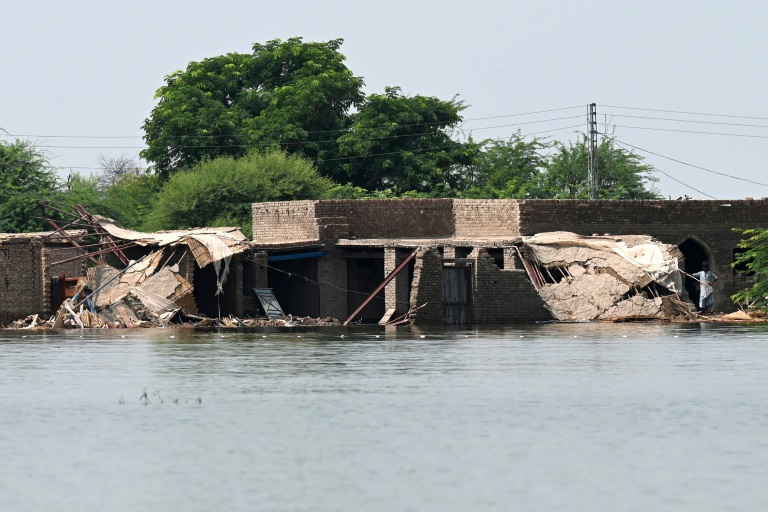 Un homme se tient seul devant sa maison endommagée par les inondations dans le district de Dadu, dans la province pakistanaise du Sindh, le 7 septembre 2022. (AFP - Aamir QURESHI)