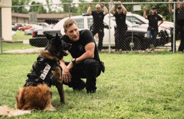 Photo de premier regard: Aaron Eckhart en tant qu'officier du LAPD K-9 Jake Rosser dans MUZZLE - 7