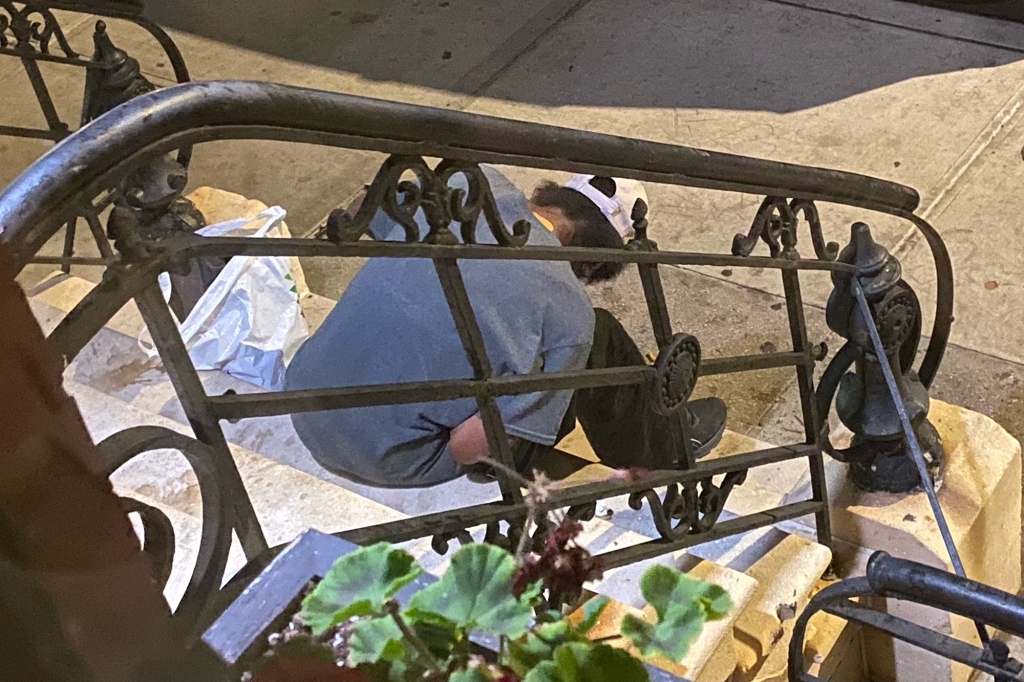 Le bloc de New York engage des gardes de sécurité armés pour patrouiller dans une rue infestée de drogue 6 Brian Maloney, un résident de West Village, a vu des sans-abri uriner et faire caca ouvertement dans les rues.
