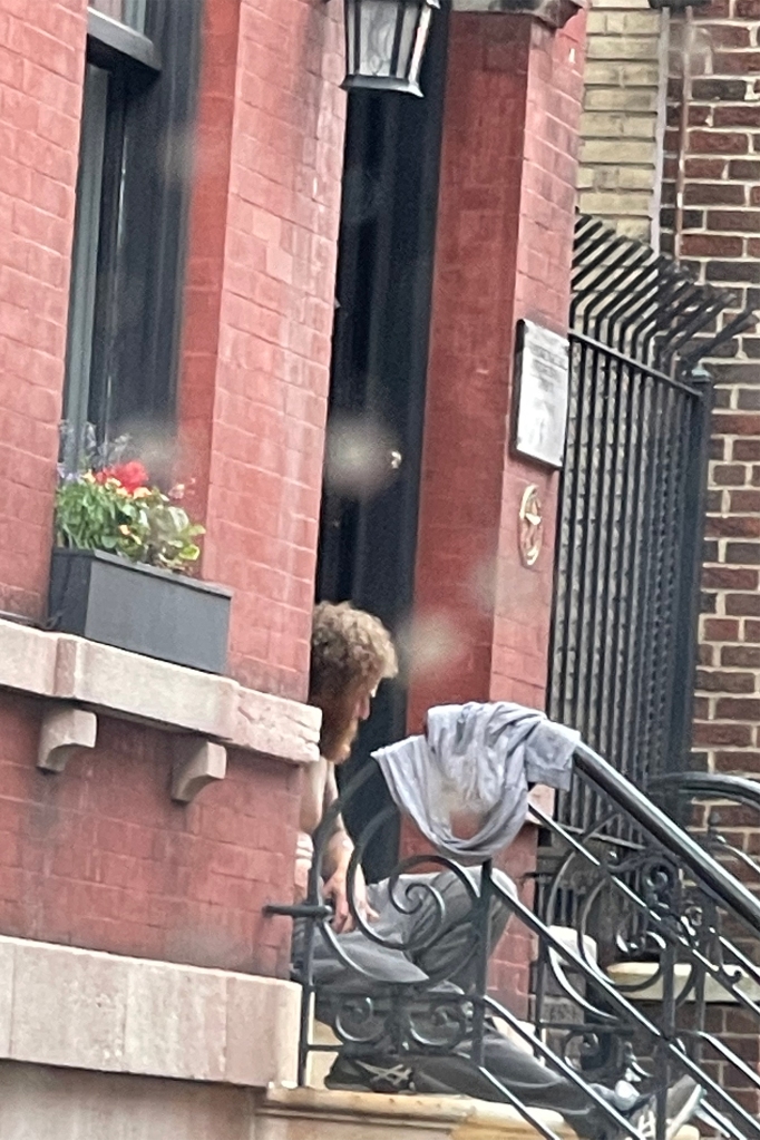 Le bloc de New York engage des gardes de sécurité armés pour patrouiller dans une rue infestée de drogue 4 On voit souvent des sans-abri traîner aux entrées des appartements du West Village.