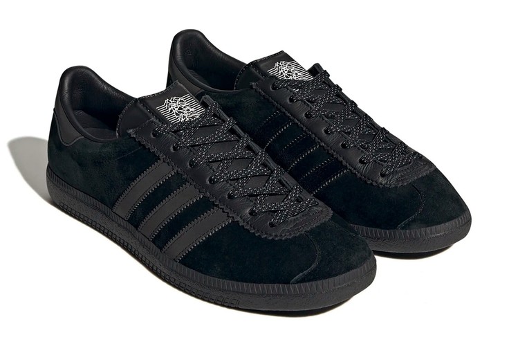 La sortie de la bande-annonce de la saison 3 de Mandalorian 4 Peter Saville applique les graphismes Joy Division au Pulsebeat d'adidas Spezial