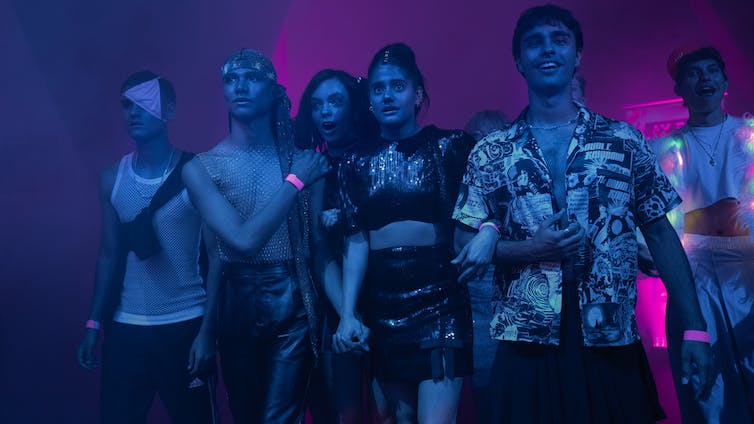 Heartbreak High est une nouvelle pièce de télévision brillante 4 Un groupe d'adolescents entrant dans une fête, vêtus de vêtements scintillants.