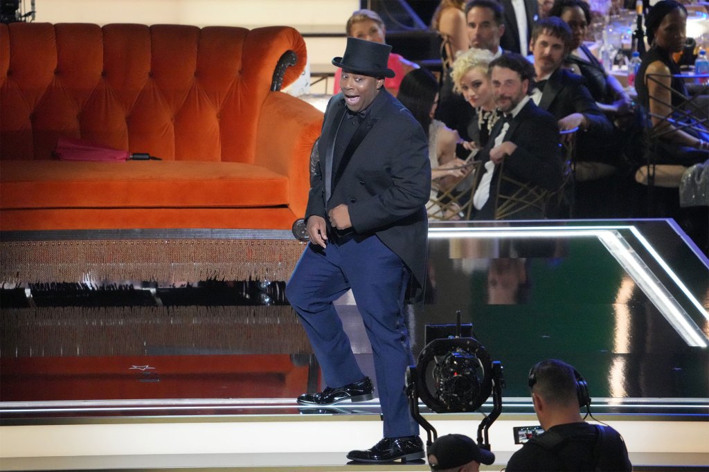 'Squid Game,' 'Abbott Elementary' gagne gros aux Emmys 2022 4 Emmys accueille Kenan Thompson dans le segment d'ouverture maladroit de l'émission. Il porte un smoking, une queue de pie et un chapeau haut de forme et danse sur scène.