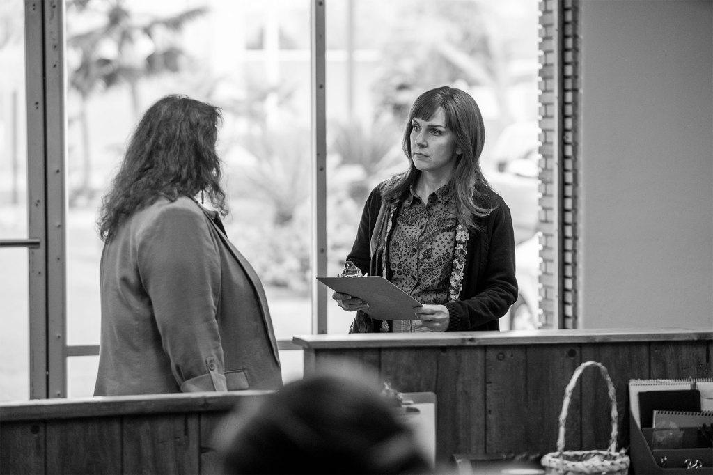 'Squid Game,' 'Abbott Elementary' gagne gros aux Emmys 2022 7 Rhea Seehorn dans le rôle de Kim Wexler dans "Tu ferais mieux d'appeler Saul." C'est une photo en noir et blanc et Kim se tient dans un bureau tenant un presse-papiers.