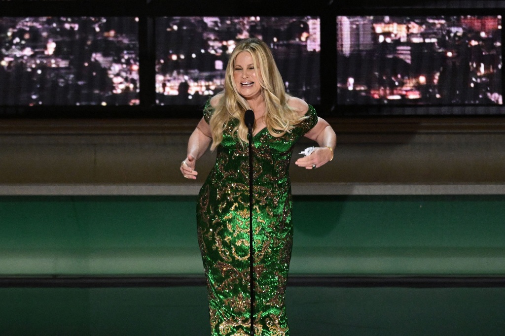 'Squid Game,' 'Abbott Elementary' gagne gros aux Emmys 2022 6 "Le Lotus Blanc" la gagnante Jennifer Coolidge a ignoré sa musique de départ et a refusé de quitter la scène.