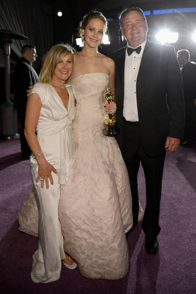 Jennifer Lawrence dit qu'elle a "travaillé si dur" pour pardonner à son père d'être républicain 4 Jennifer Lawrence pose avec ses parents aux Oscars