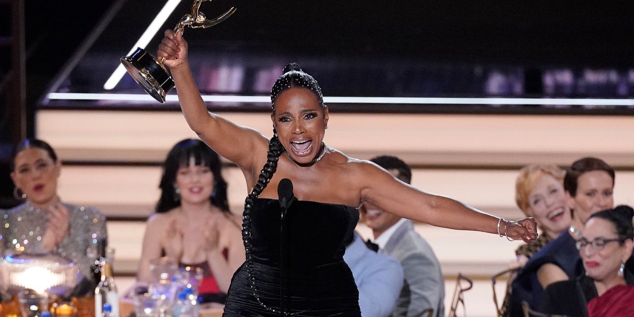 Emmys 2022 : gagnants répétés, 'Squid Game' surprend, et Sheryl Lee Ralph vole la vedette 2 Emmys 2022 : gagnants répétés, 'Squid Game' surprend, et Sheryl Lee Ralph vole la vedette - 1