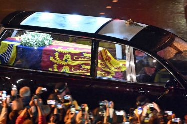 Le cercueil de la reine Elizabeth II arrive au palais de Buckingham - 8