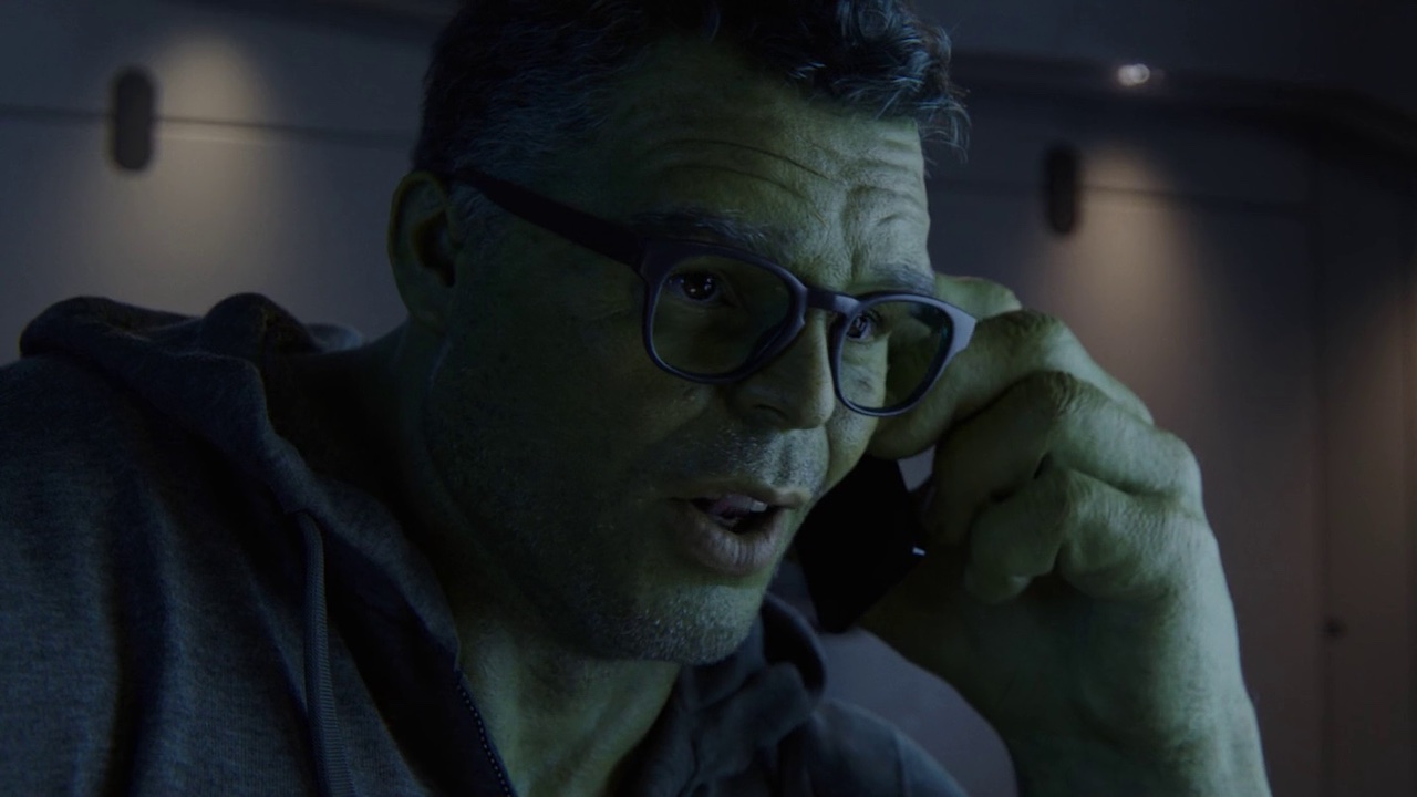 Comment Marvel devrait s'appuyer sur l'incroyable Hulk maintenant que le MCU reconnaît son importance 7 Smart Hulk parlant au téléphone dans la série She-Hulk