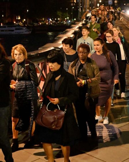 Voici combien de temps la file d'attente est pour voir la reine couchée dans l'état 48 Voici combien de temps la file d'attente est pour voir la reine couchée dans l'état - 47
