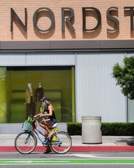 Les jeunes acheteurs disent que leurs vêtements sont obsolètes, et Jefferies dit que Nordstrom est le mieux adapté au «rafraîchissement à venir de la garde-robe» 32 Les jeunes acheteurs disent que leurs vêtements sont obsolètes, et Jefferies dit que Nordstrom est le mieux adapté au «rafraîchissement à venir de la garde-robe» - 31