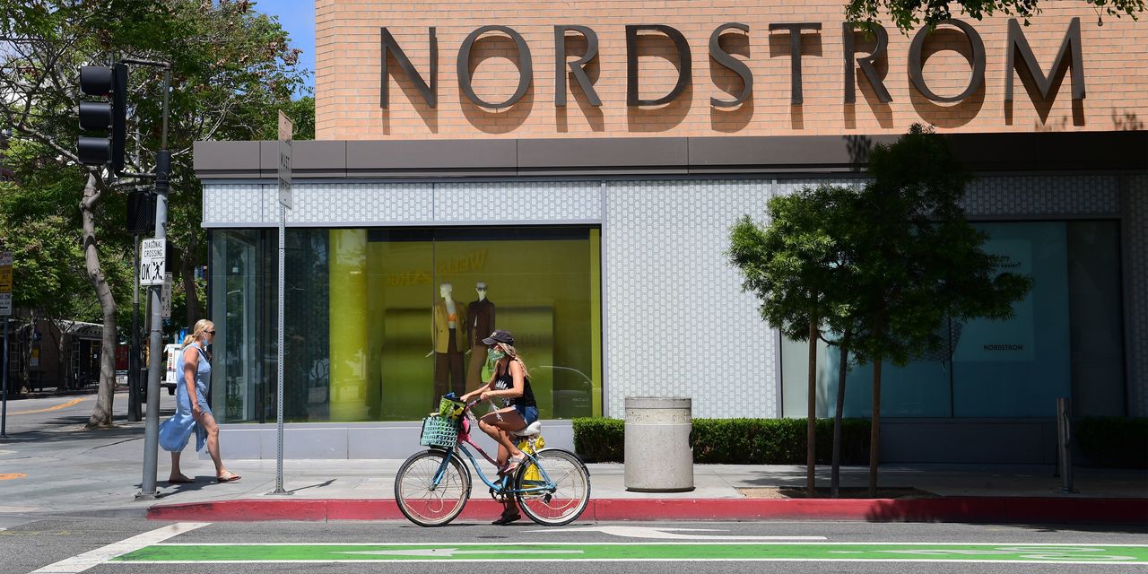 Les jeunes acheteurs disent que leurs vêtements sont obsolètes, et Jefferies dit que Nordstrom est le mieux adapté au «rafraîchissement à venir de la garde-robe» 2 Les jeunes acheteurs disent que leurs vêtements sont obsolètes, et Jefferies dit que Nordstrom est le mieux adapté au «rafraîchissement à venir de la garde-robe» - 1
