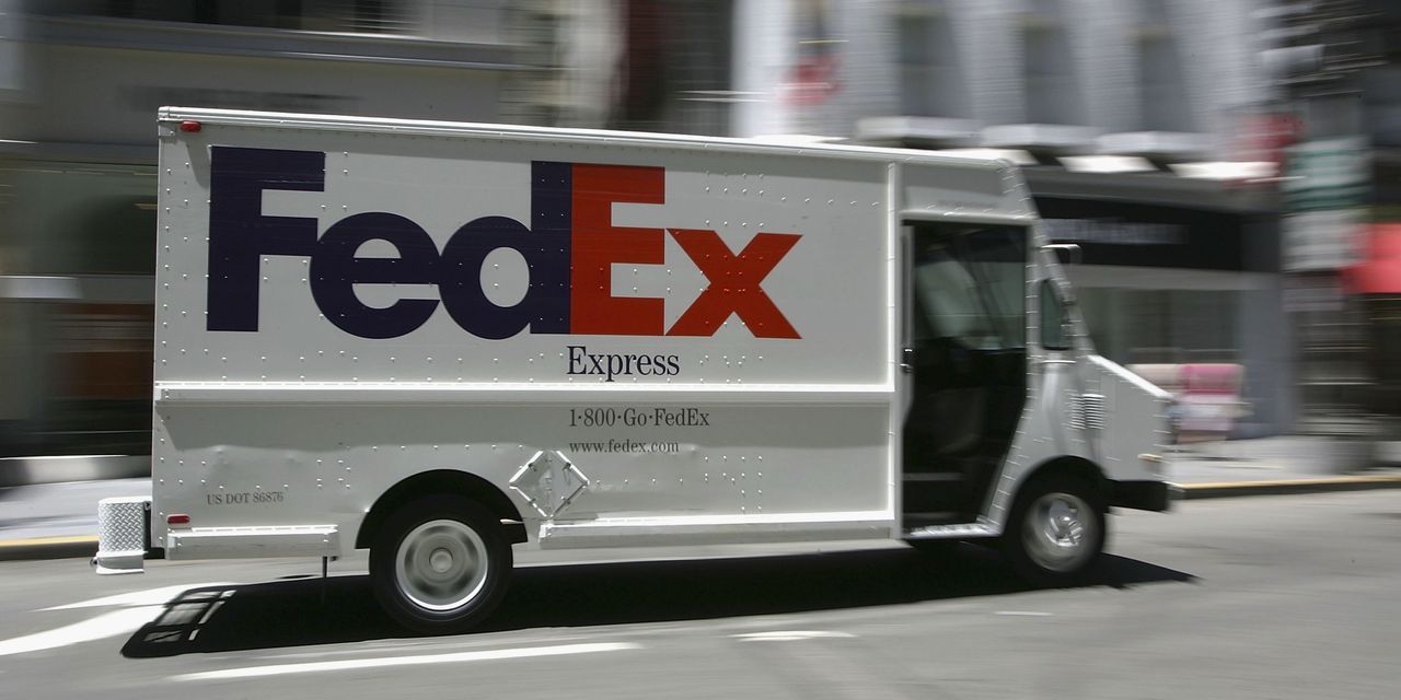 "Tout simplement stupéfiant." FedEx a frappé avec des déclassements, des réductions d'objectifs de prix alors que l'avertissement choque Wall Street. - 1