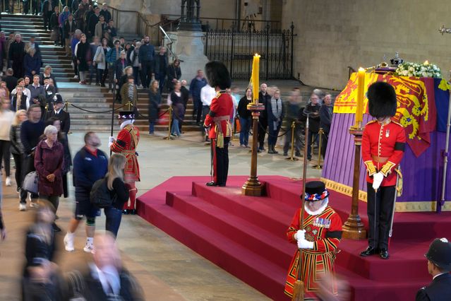 La file d'attente pour voir le cercueil de la reine est "suspendue" alors que l'attente atteint 14 heures - même si vous vous appelez David Beckham - 3