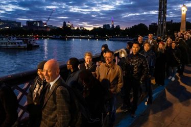 La file d'attente pour voir le cercueil de la reine est "suspendue" alors que l'attente atteint 14 heures - même si vous vous appelez David Beckham - 9