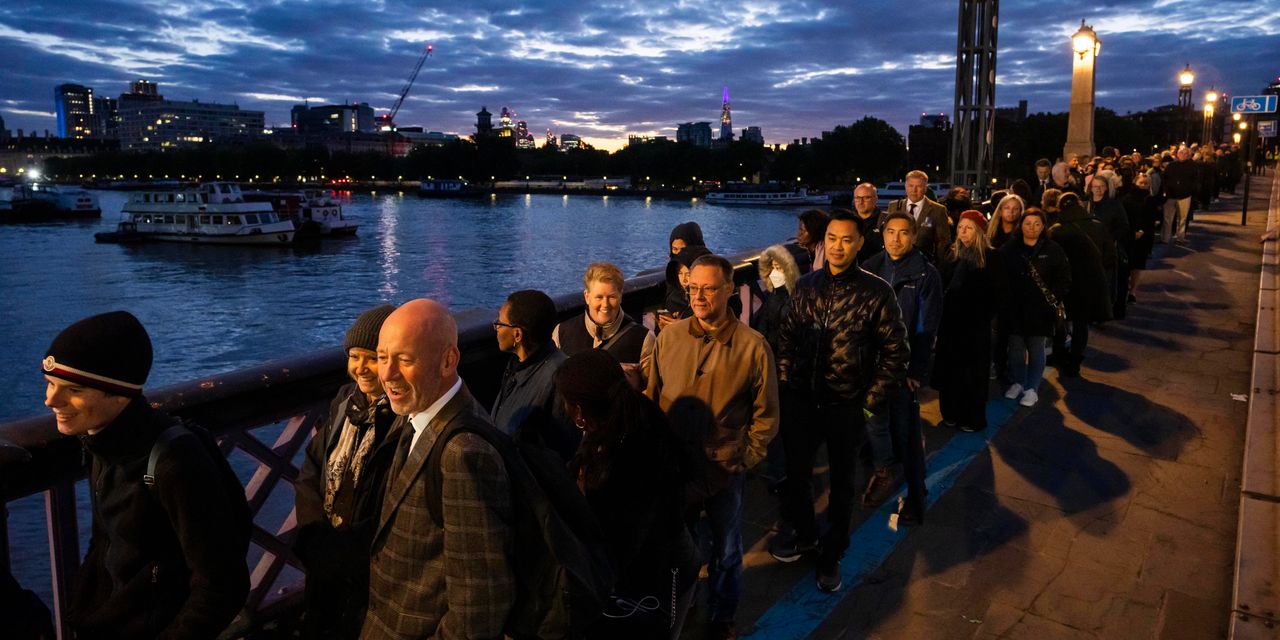 La file d'attente pour voir le cercueil de la reine est "suspendue" alors que l'attente atteint 14 heures - même si vous vous appelez David Beckham 2 La file d'attente pour voir le cercueil de la reine est "suspendue" alors que l'attente atteint 14 heures - même si vous vous appelez David Beckham - 1