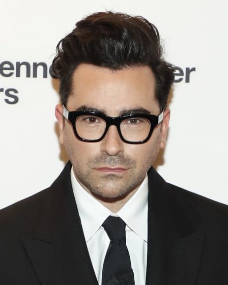 "Sex Education" Tournage de la saison 4, Dan Levy Cast 105 "Sex Education" Tournage de la saison 4, Dan Levy Cast - 104