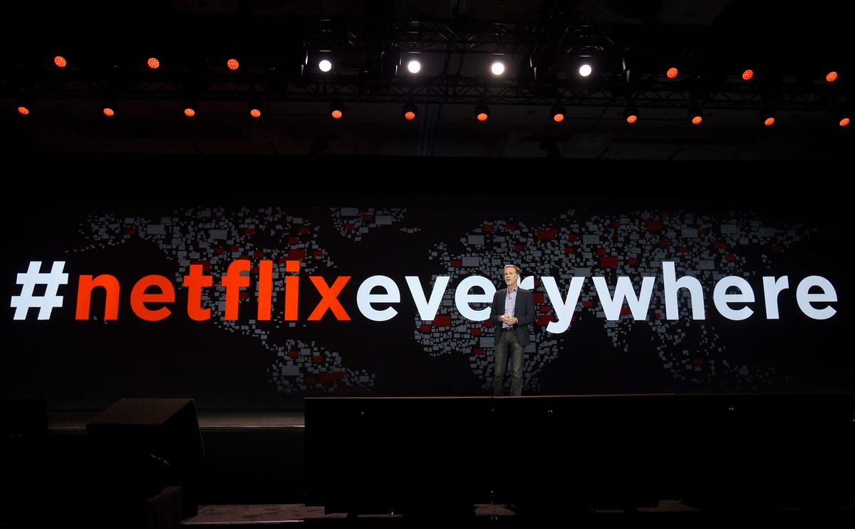 Comment Netflix, 'Squid Game' et le 'K-Wave' coréen ont brisé la barrière des Emmys 5 Reed Hastings se tient sur une scène, éclipsé par l'immense écran derrière lui qui lit