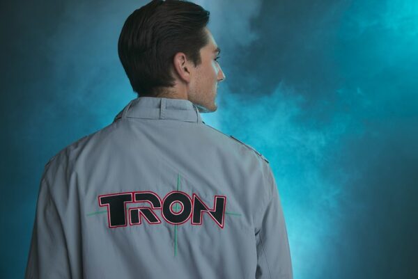 Récapitulatif hebdomadaire de Disney du 10 au 17 septembre 2022 – World Of Walt 11 Veste rétro Tron 40e anniversaire pour adultes. Crédits photo © Disney Enterprises, Inc. Tous droits réservés.