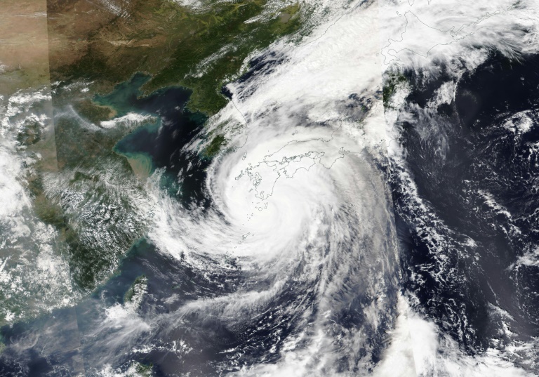 Cette image satellite de la NASA Worldview montre le typhon Nanmadol au-dessus du sud du Japon le 18 septembre 2022 (NASA/AFP - -)