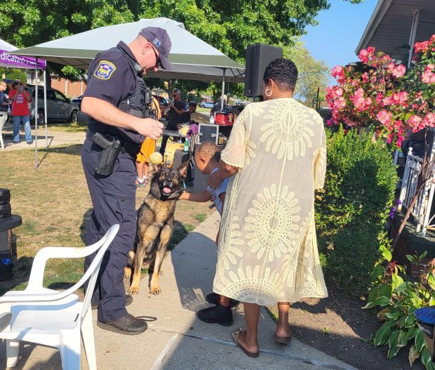 Une fête de quartier rend hommage à un voisin décédé d'Eastpointe – Macomb Daily 4 L'unité K9 d'Eastpointe était sur place pour la fête de quartier de Veronica Avenue samedi. (PHOTO PAR SUSAN SMILEY)