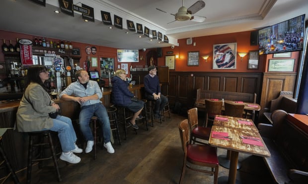 «Fin d'une époque»: comment les funérailles de la reine ont été vues dans le monde | Reine Elizabeth II 2 Les gens regardent les funérailles de la reine au pub Cricketer à Paris