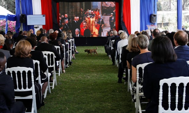 «Fin d'une époque»: comment les funérailles de la reine ont été vues dans le monde | Reine Elizabeth II 4 Les invités assistent à une projection en direct des funérailles de la reine Elizabeth à la résidence du haut-commissaire britannique à Nairobi, au Kenya.