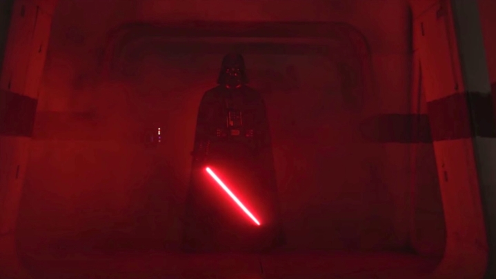 Avec le prochain Andor, Rogue One tient-il toujours le coup ? 5 Dark Vador allumant son sabre laser et éclairant le hall en rouge dans Rogue One.