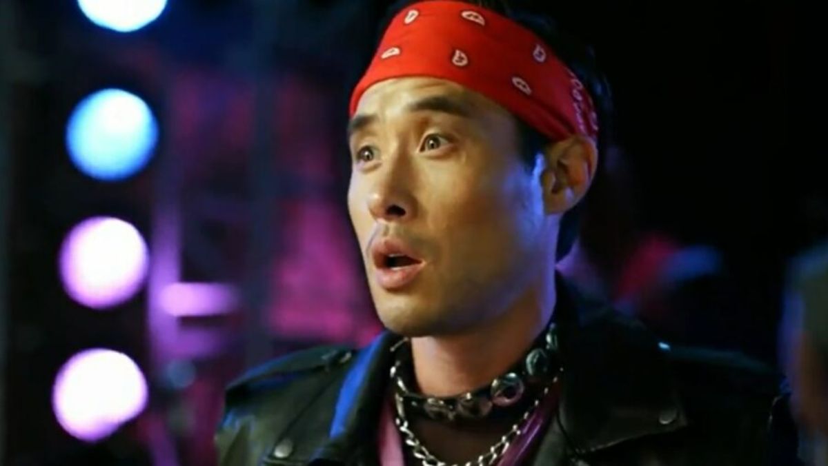 QUANTUM LEAP Star Raymond Lee à la tête de la nouvelle saga du voyage dans le temps 6 Quantum Leap Star Raymond Lee portant une veste en cuir et un bandana rouge