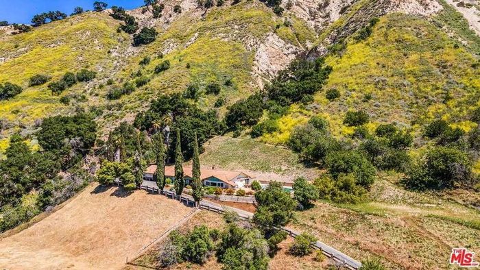 Un fan de Johnny Cash achète l'ancien ranch du chanteur à Ventura pour plus que le prix affiché - 13