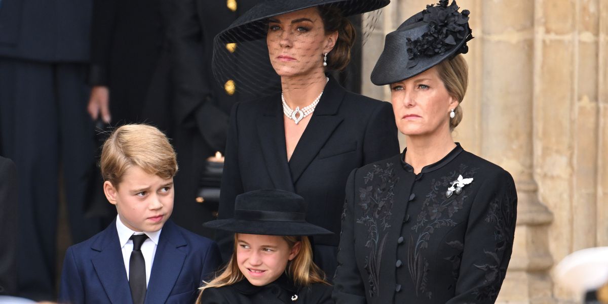 Pourquoi le prince George a-t-il porté du bleu marine au lieu du noir lors des funérailles d'État de la reine ? 2 Pourquoi le prince George a-t-il porté du bleu marine au lieu du noir lors des funérailles d'État de la reine ? - 1