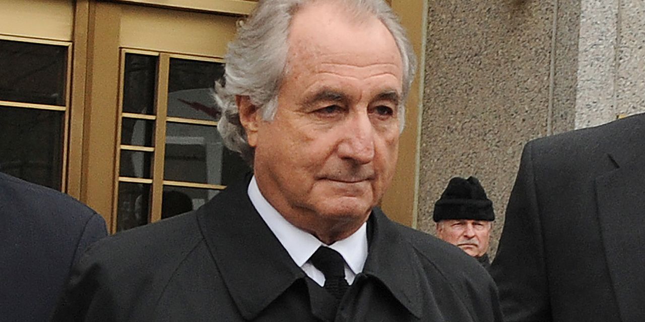 "Il n'y a pas d'explication innocente": des dossiers du FBI récemment publiés révèlent les aveux dramatiques de l'intrigant de Ponzi Bernie Madoff alors que des agents l'ont arrêté 2 "Il n'y a pas d'explication innocente": des dossiers du FBI récemment publiés révèlent les aveux dramatiques de l'intrigant de Ponzi Bernie Madoff alors que des agents l'ont arrêté - 1