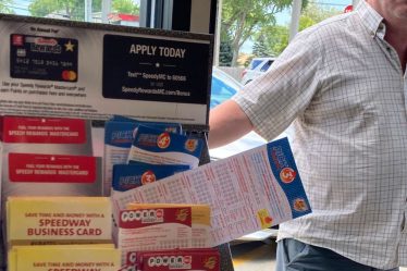 Deux dans la banlieue de Chicago réclament un prix Mega Millions de 1,337 milliard de dollars, le troisième plus gros jackpot américain de tous les temps - 5