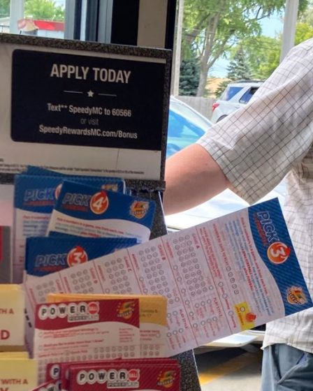 Deux dans la banlieue de Chicago réclament un prix Mega Millions de 1,337 milliard de dollars, le troisième plus gros jackpot américain de tous les temps - 53