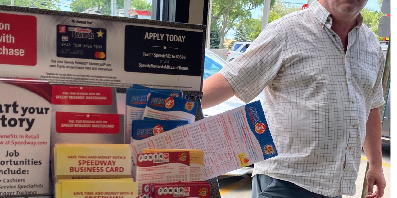 Deux dans la banlieue de Chicago réclament un prix Mega Millions de 1,337 milliard de dollars, le troisième plus gros jackpot américain de tous les temps - 1