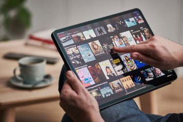 Les jeunes regardent la télévision avec des sous-titres plus que les téléspectateurs plus âgés, selon une enquête - 9