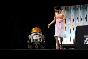 Rencontrez les rebelles : Sabine Wren 5 Rosario Dawson sur scène à l'événement Star Wars Celebration avec Chopper le droïde de Star Wars Rebels