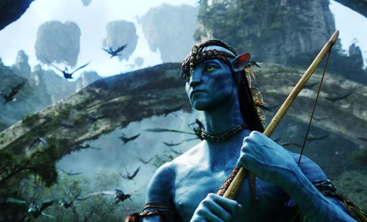 Avatar revient au cinéma, mais sa magie s'est-elle estompée ? 4 Un extraterrestre se prépare à combattre dans Avatar.
