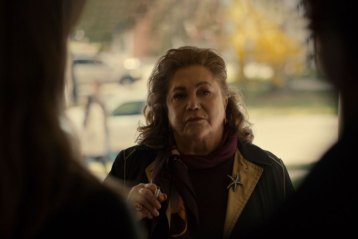 Kathleen Turner sur l'amour de Marvel et l'incrédulité face à l'abrogation de Roe v. Wade : "Nous ne sommes pas simplement des vaisseaux" 2 Kathleen Turner sur l'amour de Marvel et l'incrédulité face à l'abrogation de Roe v. Wade : "Nous ne sommes pas simplement des vaisseaux" - 1