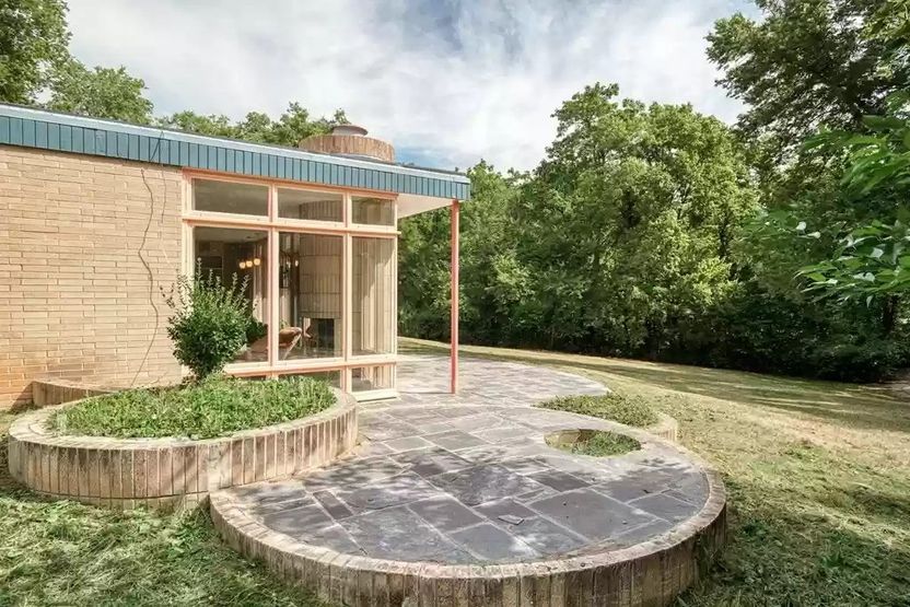 Une merveille moderne du milieu du siècle parfaitement préservée dans le Kansas s'empare de la vue et se vend rapidement 20 Une merveille moderne du milieu du siècle parfaitement préservée dans le Kansas s'empare de la vue et se vend rapidement - 19
