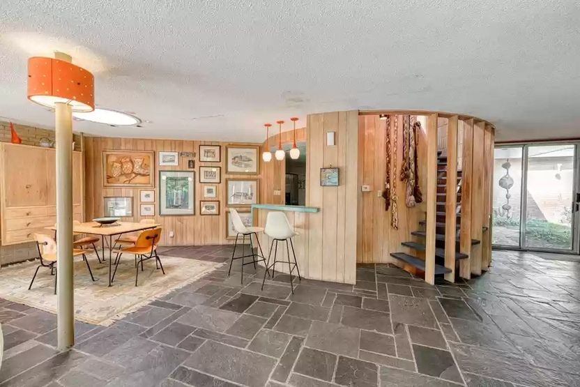 Une merveille moderne du milieu du siècle parfaitement préservée dans le Kansas s'empare de la vue et se vend rapidement 18 Une merveille moderne du milieu du siècle parfaitement préservée dans le Kansas s'empare de la vue et se vend rapidement - 17