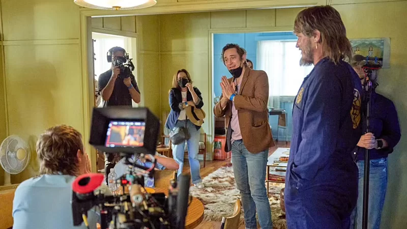 garçon avale l'univers dans les coulisses 2