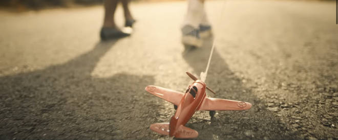 Don't Worry Darling avion signifiant: Toutes les théories expliquées 5 Don't Worry Darling avion signifiant : Quelle est la signification de l'avion jouet ?
