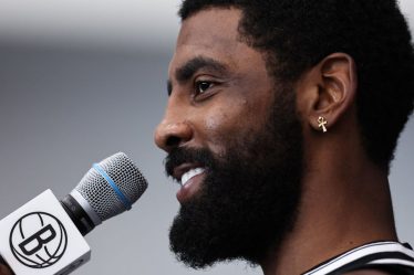 La star des Nets, Kyrie Irving, dit avoir perdu 100 millions de dollars pour avoir refusé le vaccin COVID - 7