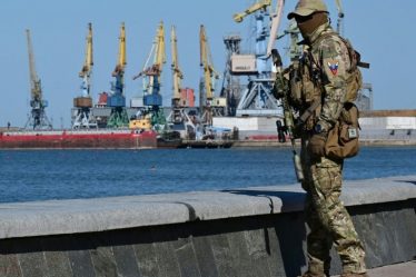 L'Ukraine se moque de la RussieSquid Game'-comme les quartiers des soldats [Watch] - 9