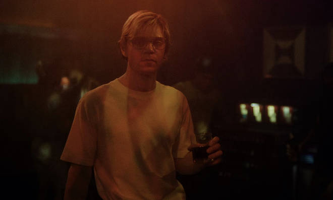 Les gens appellent les téléspectateurs à romancer Jeffrey Dahmer d'Evan Peters 4 Evan Peters joue le rôle de Jeffrey Dahmer dans la nouvelle série limitée de Netflix