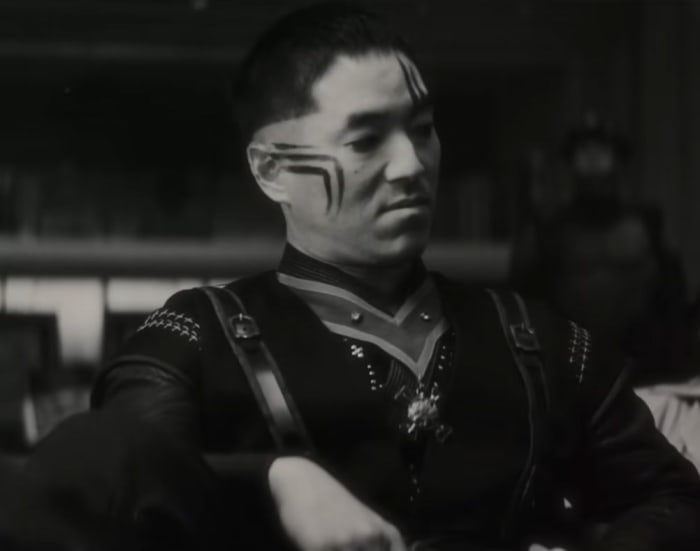 Leonardo Nam dans le rôle de Simon dans Marvel Studios "Loup-garou de nuit" sur Disney+