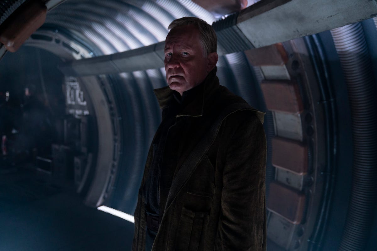 Récapitulatif de l'épisode 4 d'Andor : les héros rebelles de Star Wars travaillent dans l'ombre 5 Luthen Raël regarde attentivement la caméra qu'il tient dans le couloir de son navire à Andor